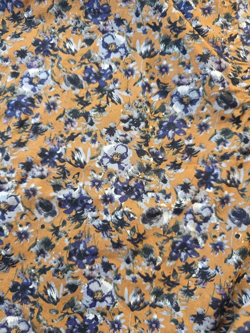 Camisa floral amarilla con etiqueta - miniatura 2