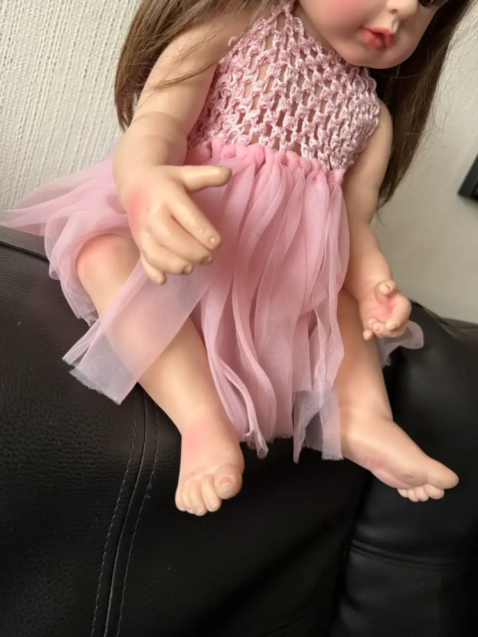 Muñeca Reborn con vestido rosado - miniatura 3