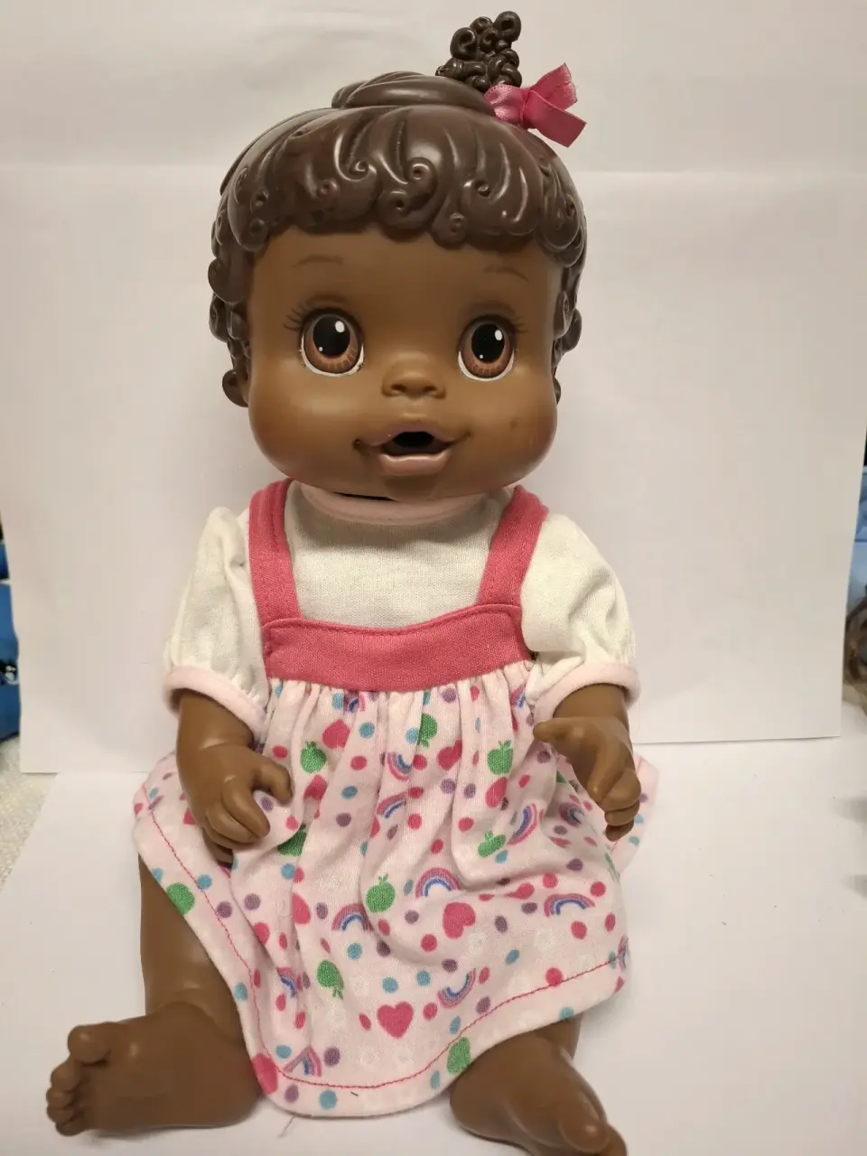 Muñeca bebé con vestido rosa - miniatura 1
