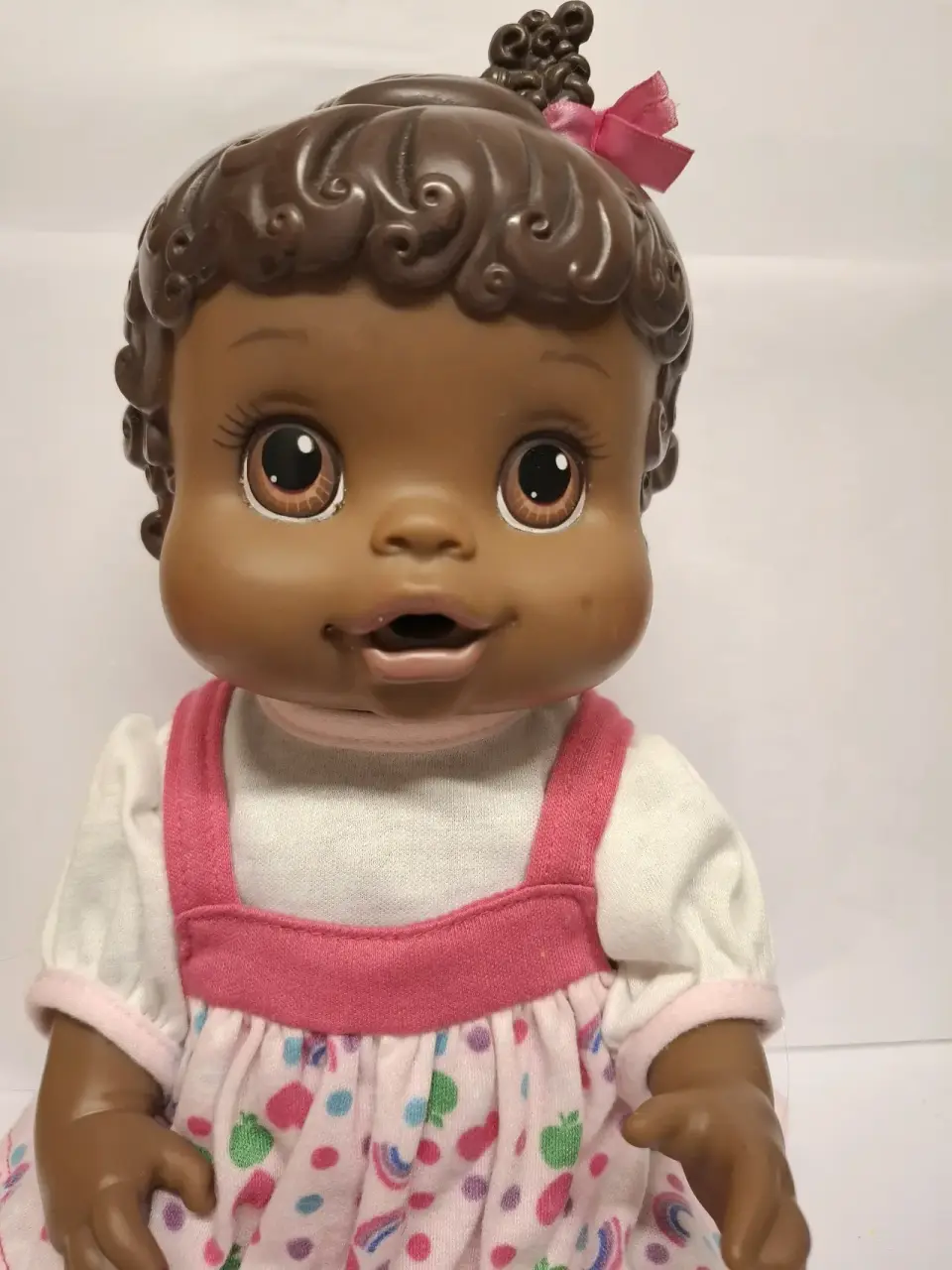 Muñeca bebé con vestido rosa - miniatura 2