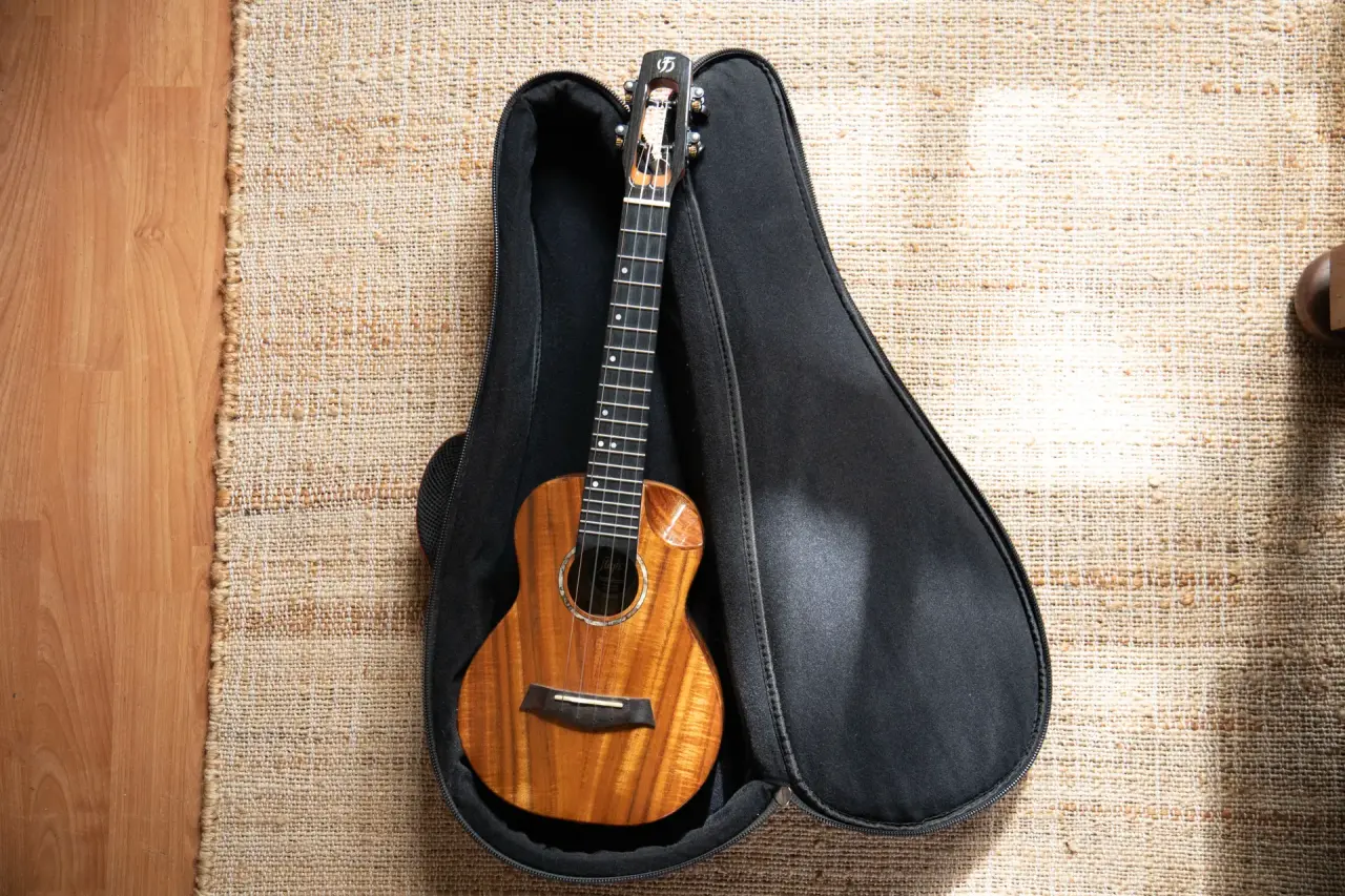 Ukelele Concierto Flight EQ-A (una joya) - miniatura 2
