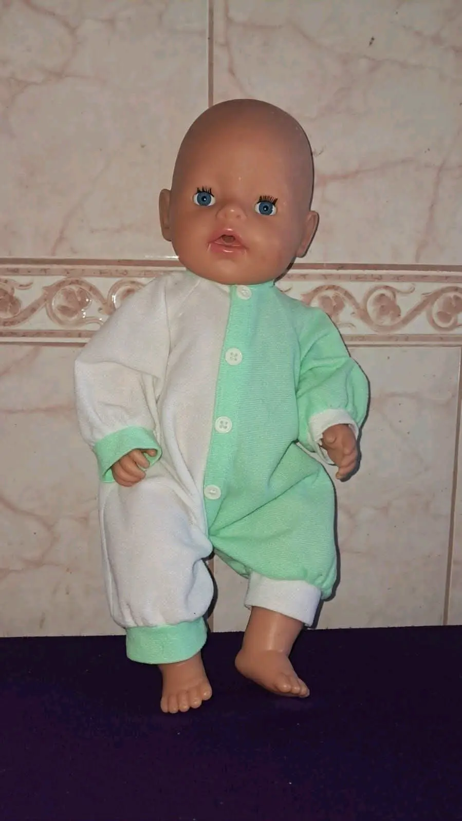 Muñeca bebé con mameluco