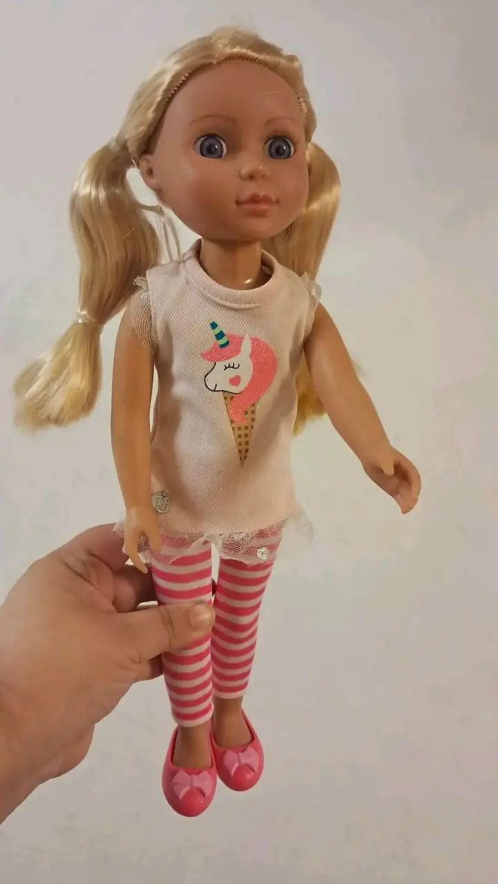 Muñeca rubia con camiseta unicornio - miniatura 2