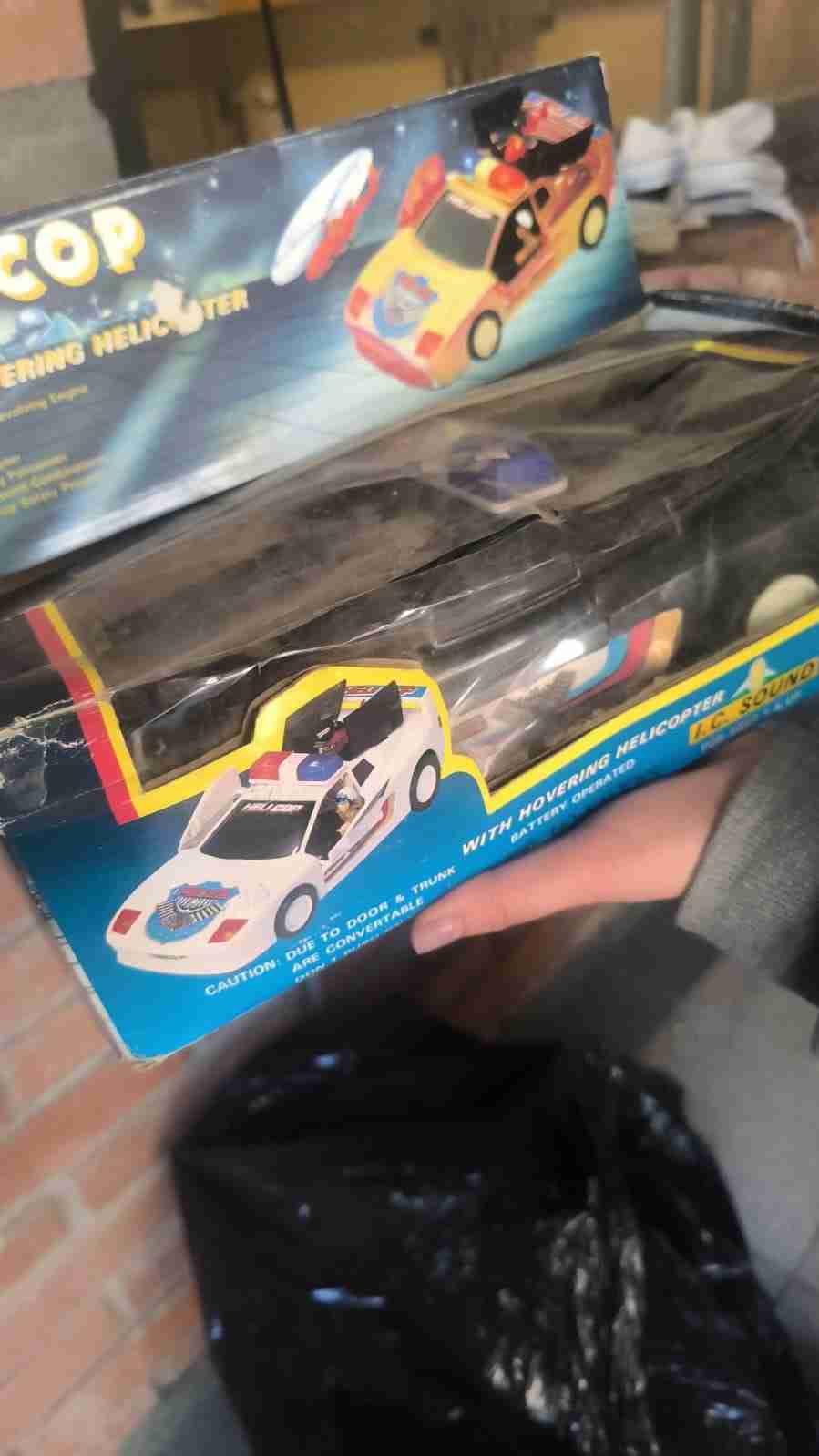 Auto de juguete con helicóptero