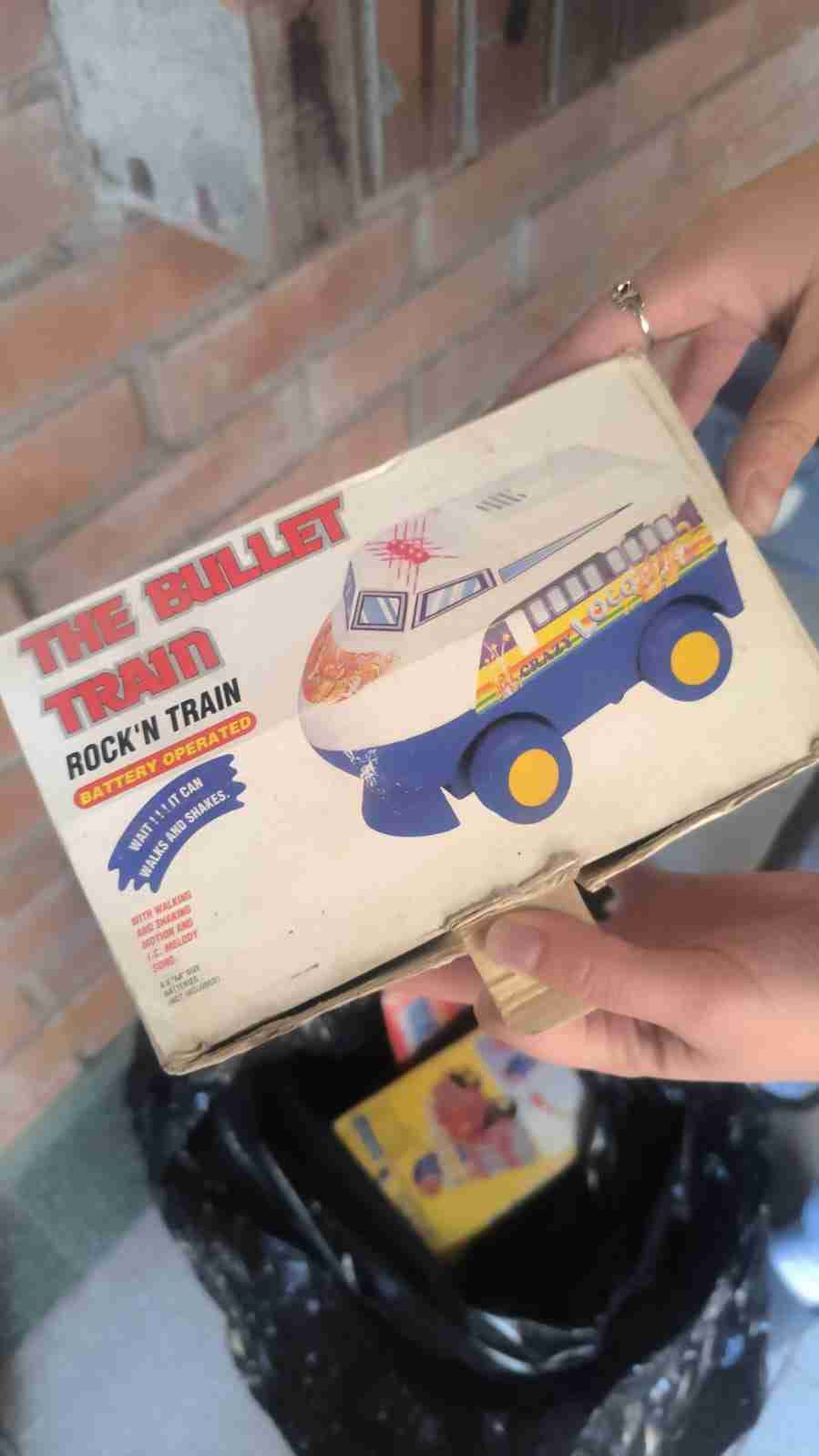 Tren de juguete a pilas