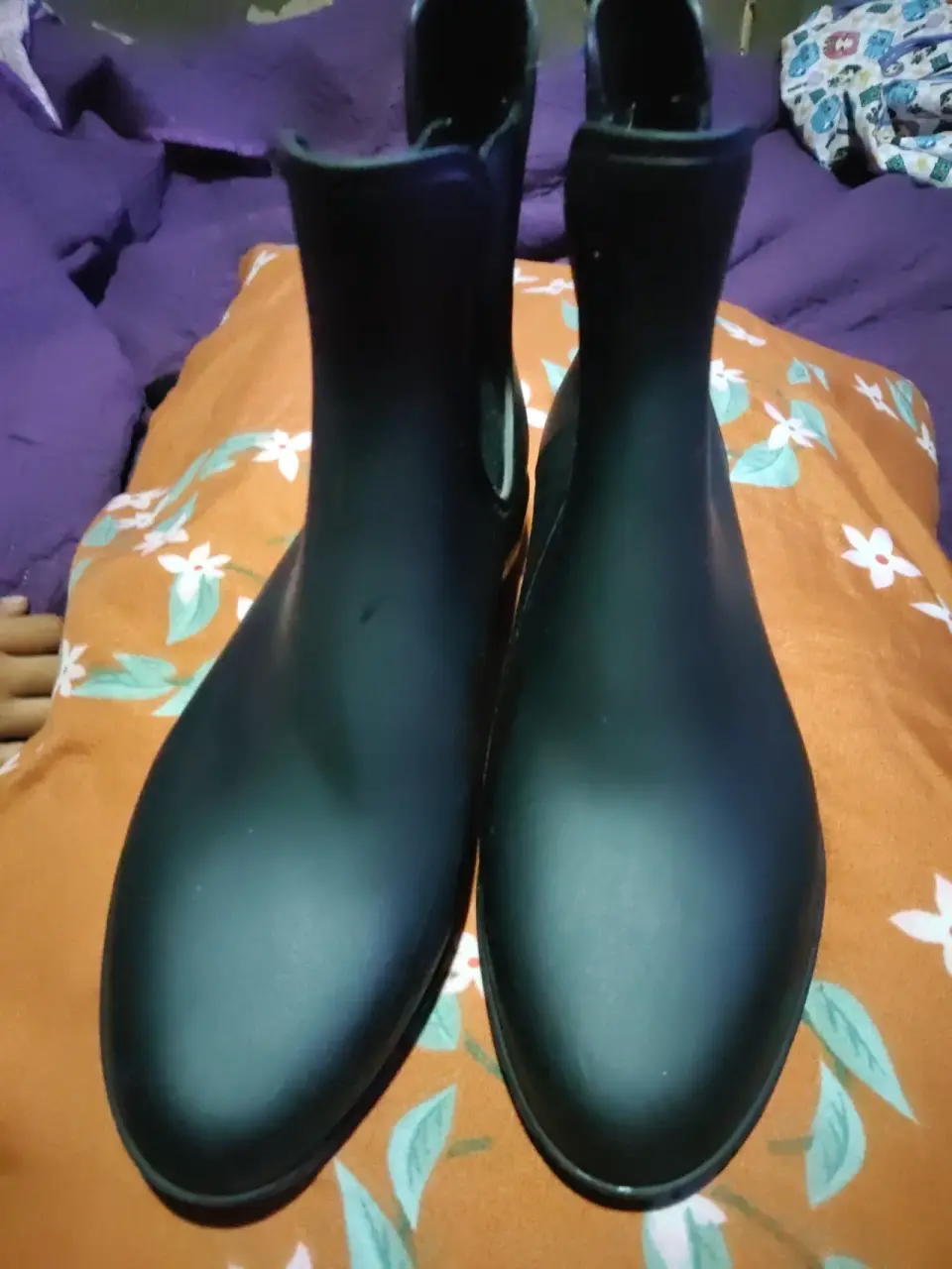 Botines negros de goma - miniatura 1