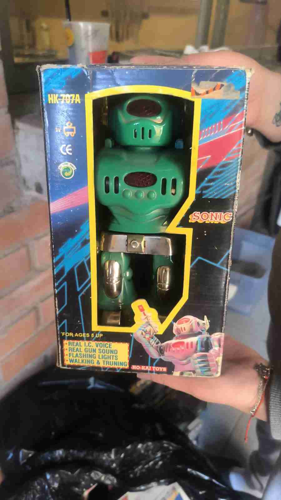 Robot de juguete verde vintage en caja