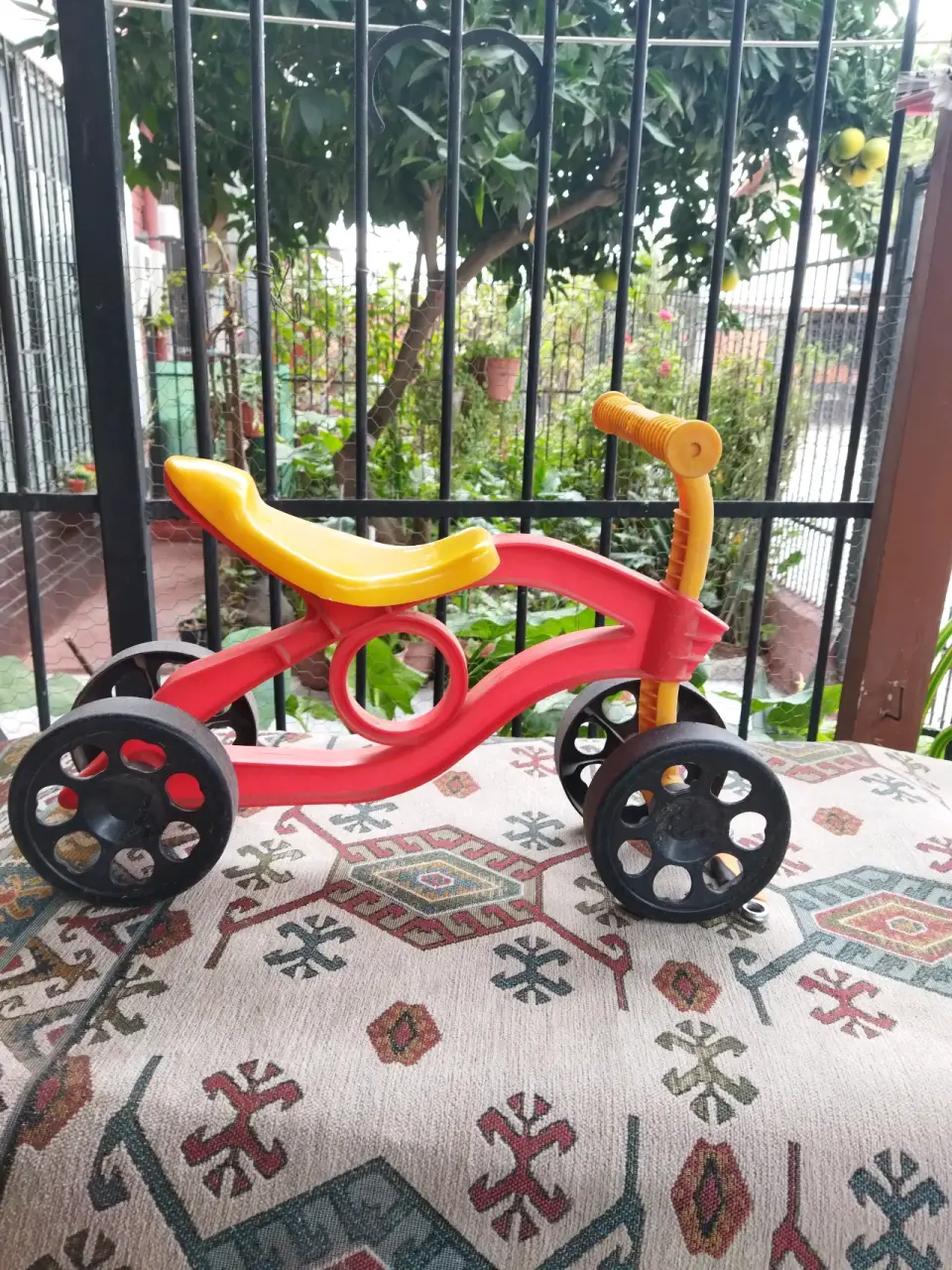 Triciclo infantil rojo y amarillo