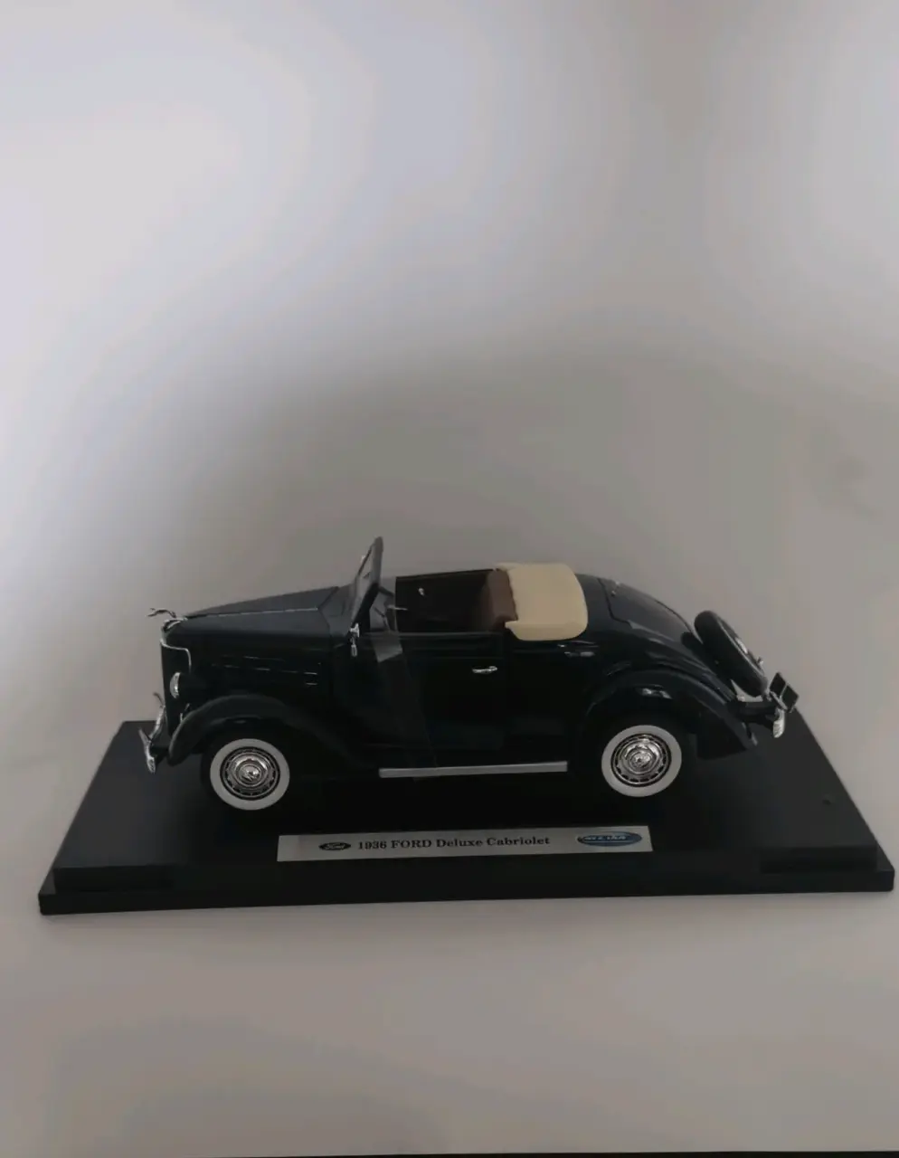 Diecast WELLY Modelo Ford Deluxe Cabriolet 1936 - miniatura 1