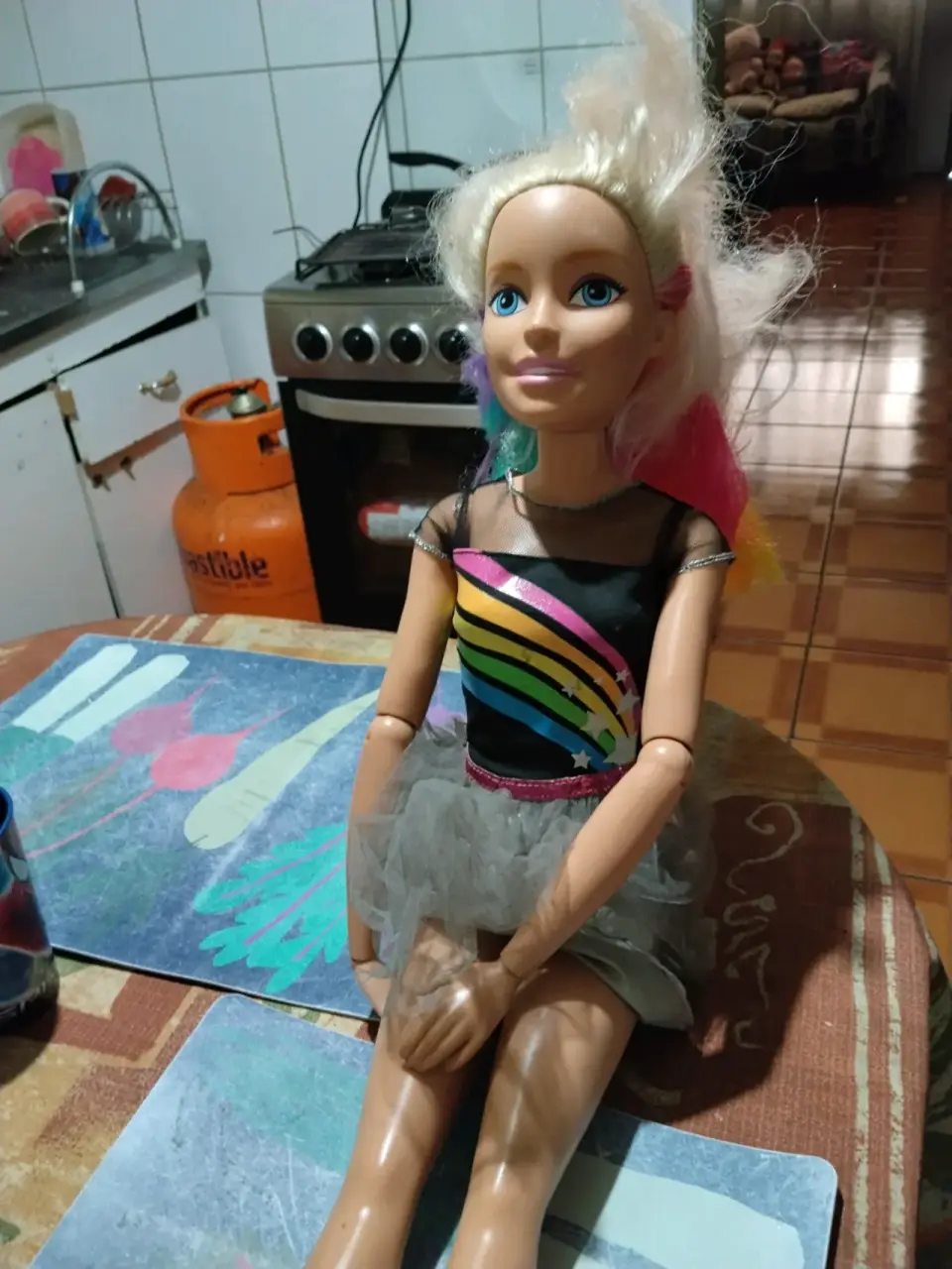 Muñeca articulada Barbie  con vestuario colorido