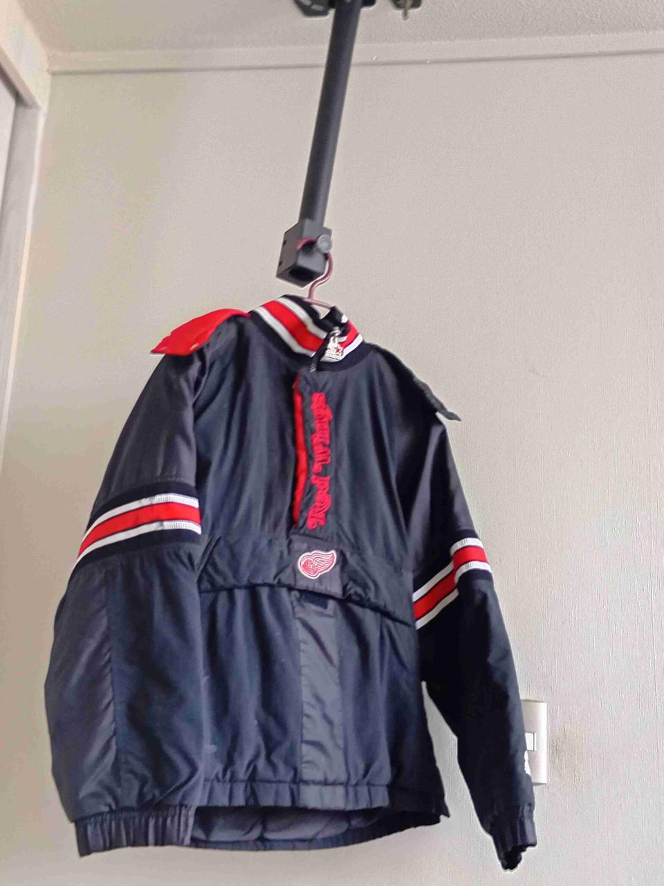 Chaqueta deportiva azul con detalles rojos