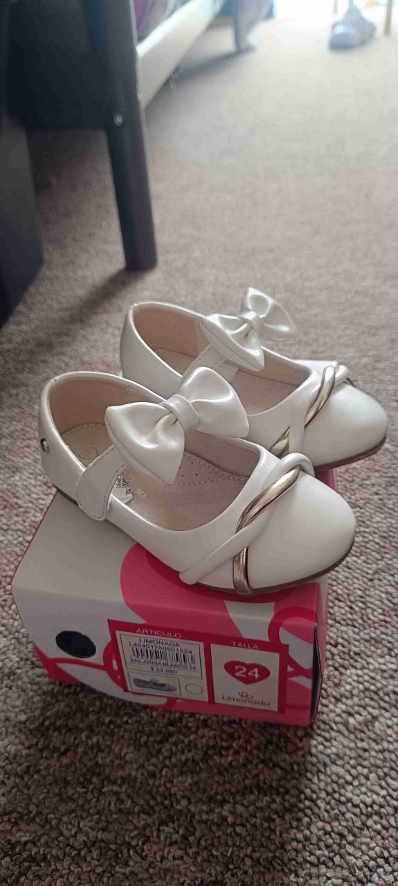 Zapatos de bebé blancos con lazo - miniatura 1