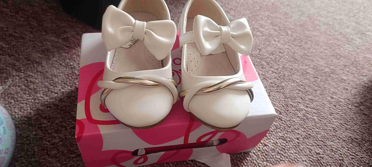 Zapatos de bebé blancos con lazo - miniatura 2