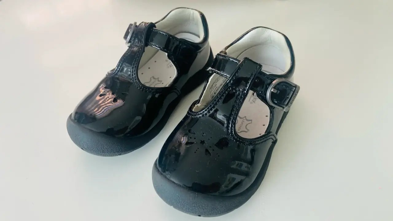 Zapatos escolares negros para niños - miniatura 1