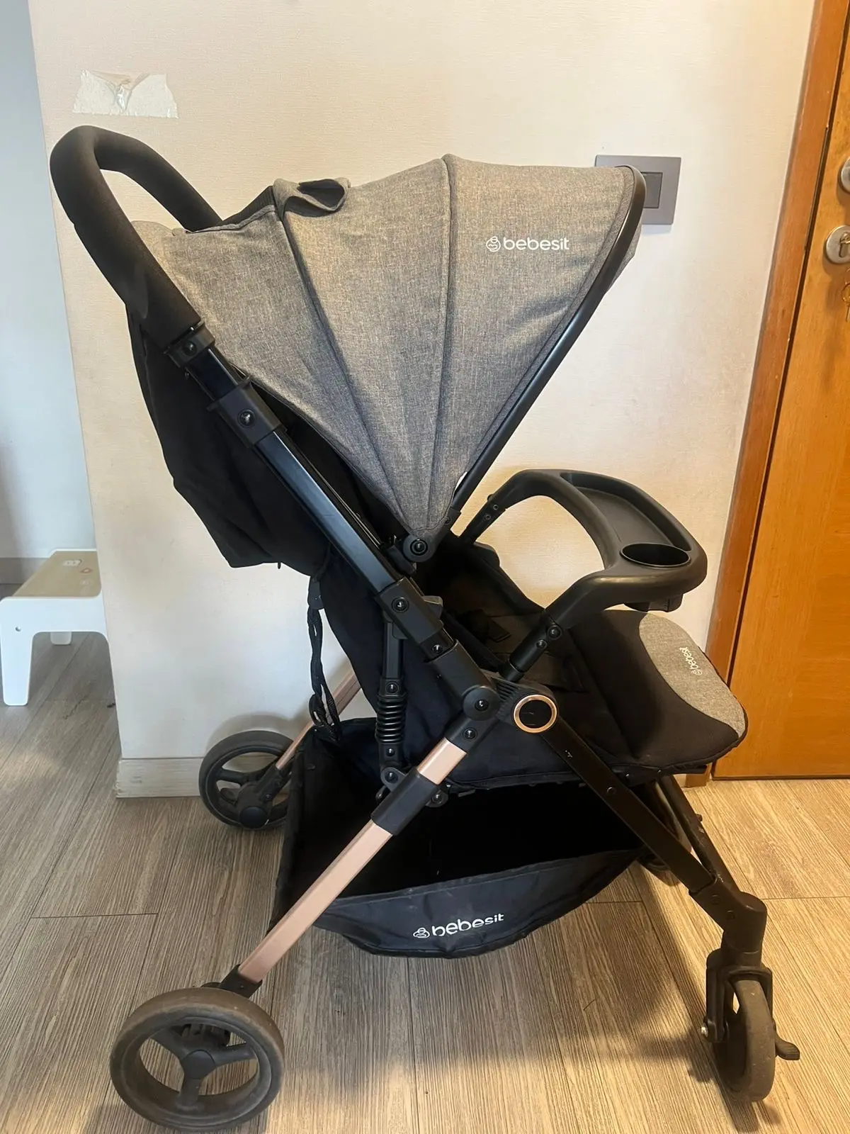 Coche de bebé Bebesit gris, reversible de paseo - miniatura 1