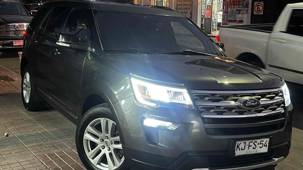 Camioneta SUV gris - miniatura 1