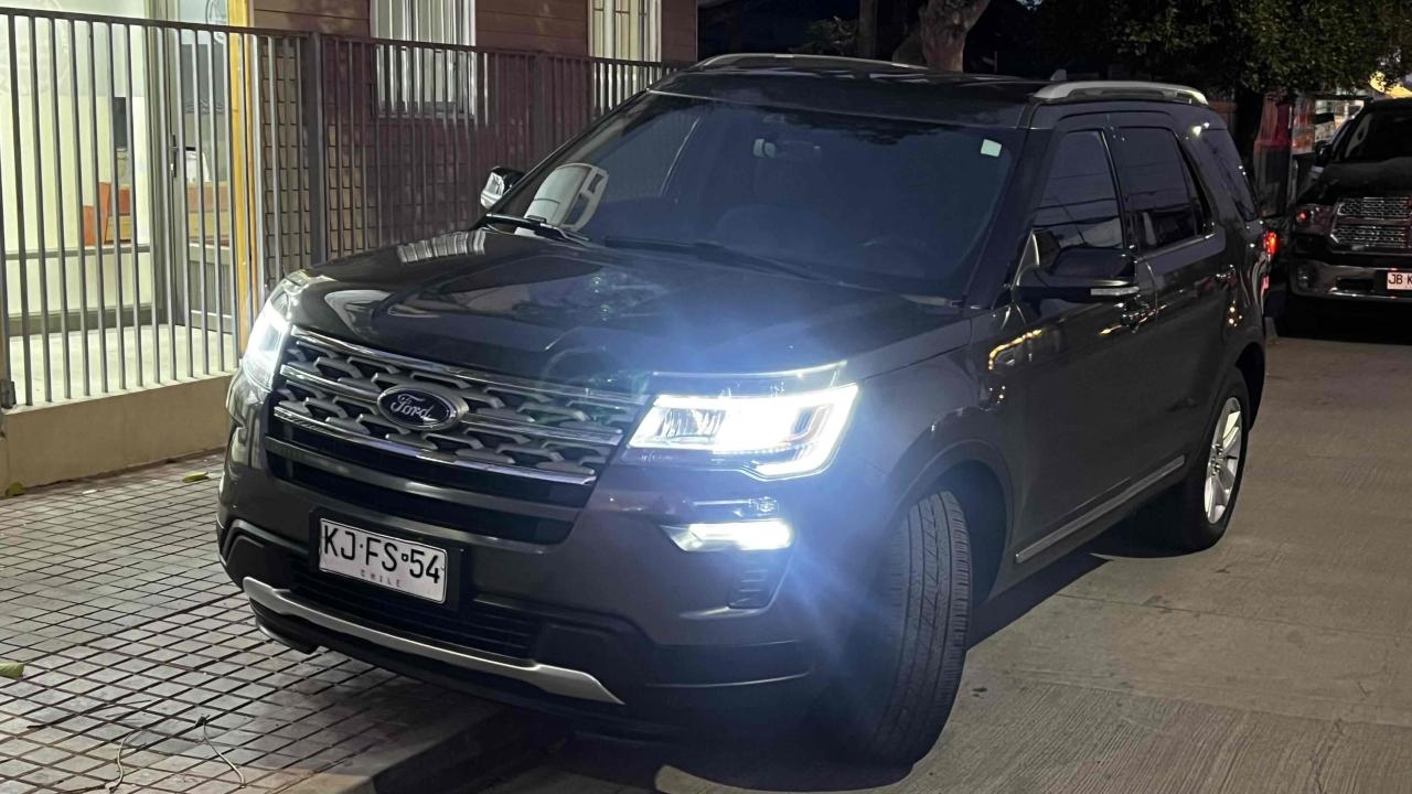 Camioneta SUV gris - miniatura 2