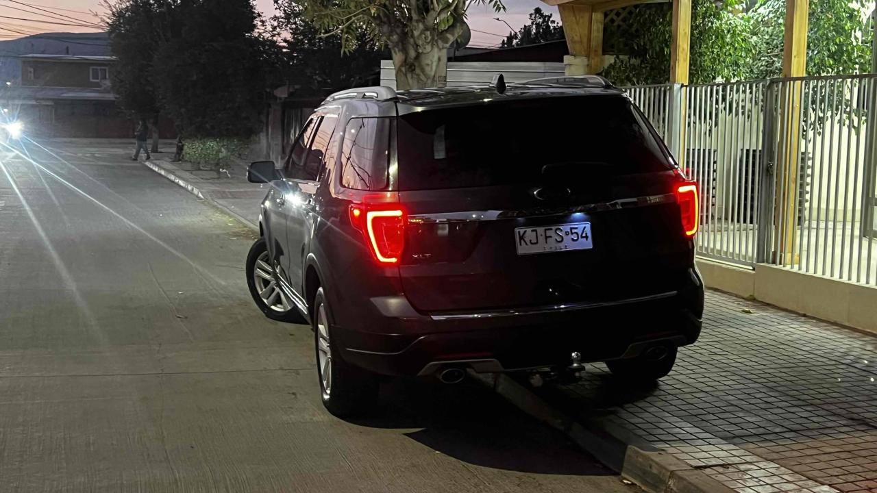 Camioneta SUV gris - miniatura 3
