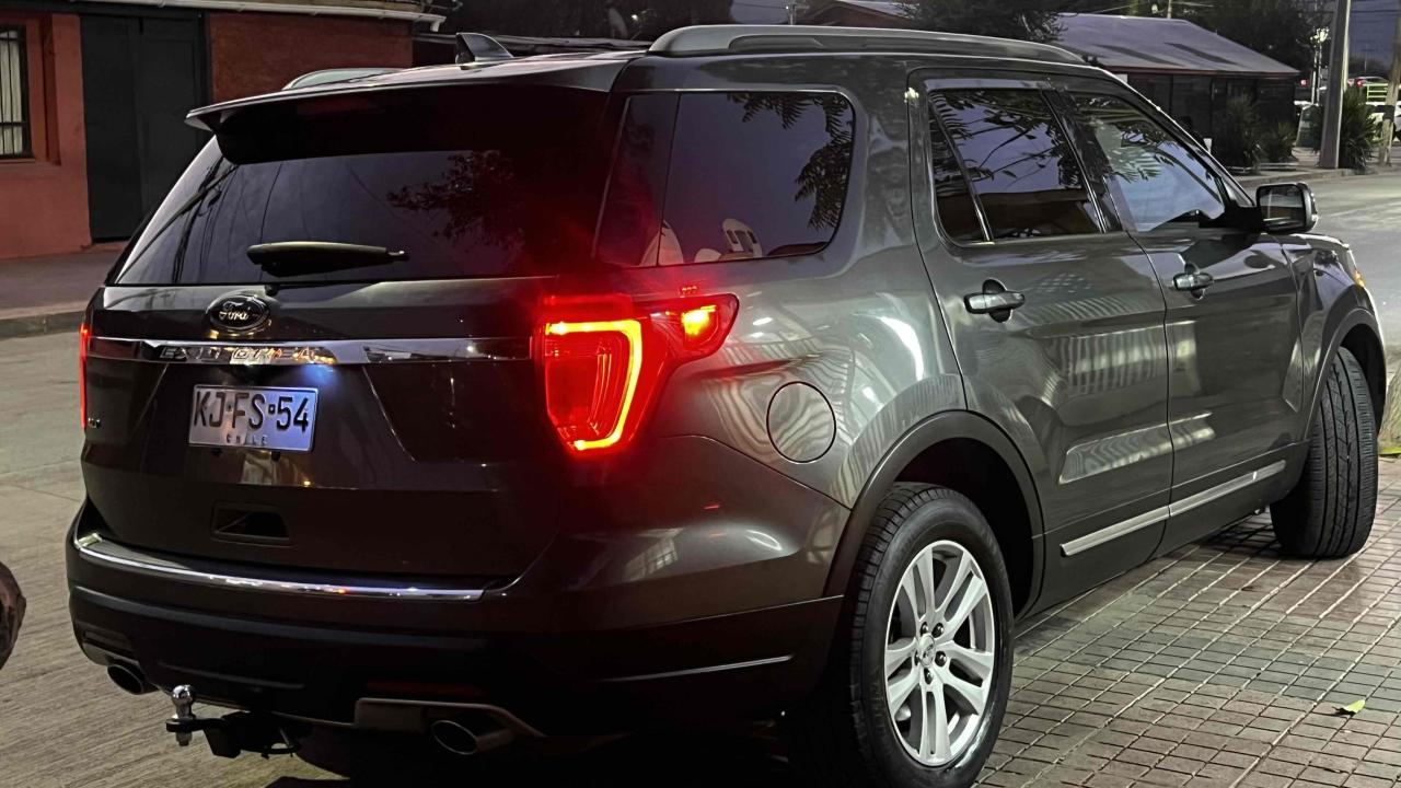 Camioneta SUV gris - miniatura 4