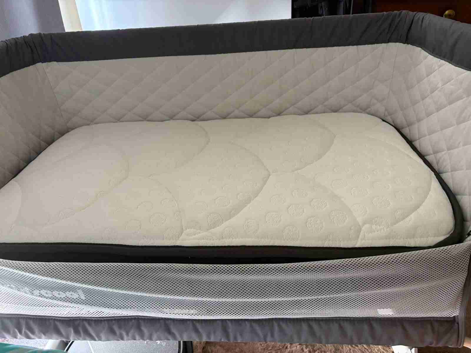 Cuna de bebé con colchón beige - miniatura 1