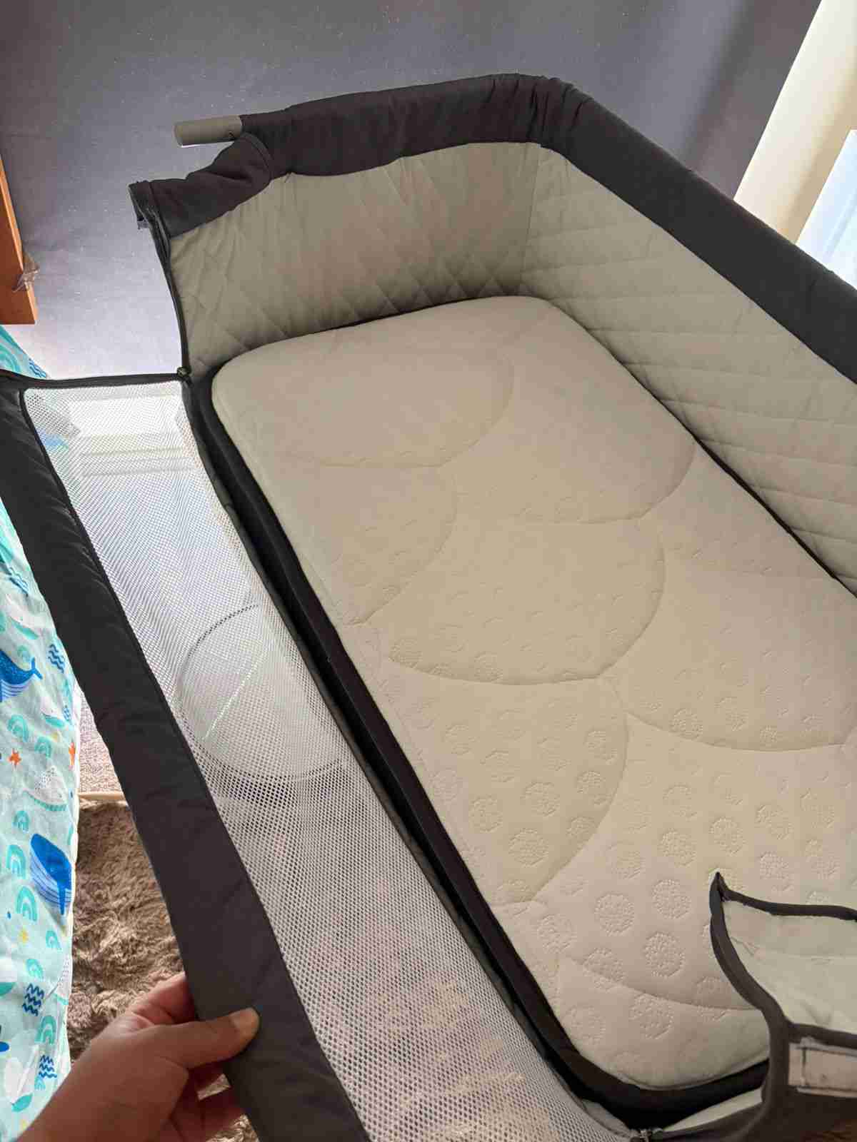 Cuna de bebé con colchón beige - miniatura 2