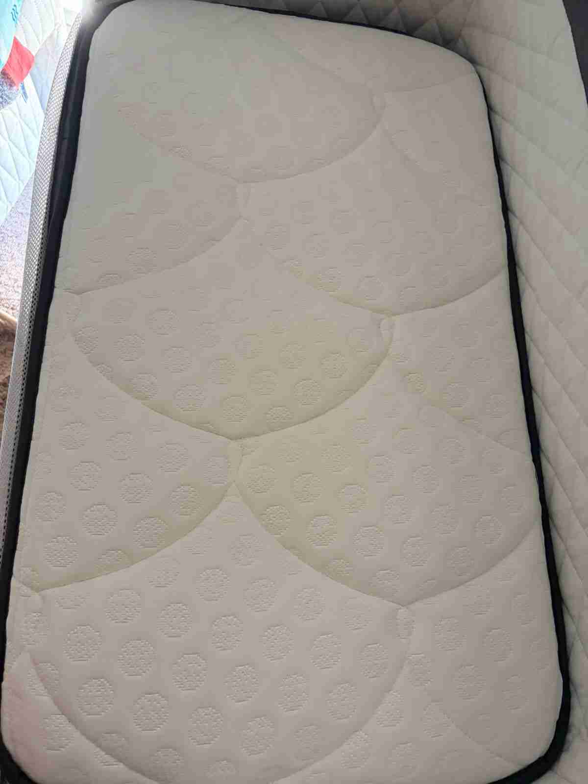 Cuna de bebé con colchón beige - miniatura 3