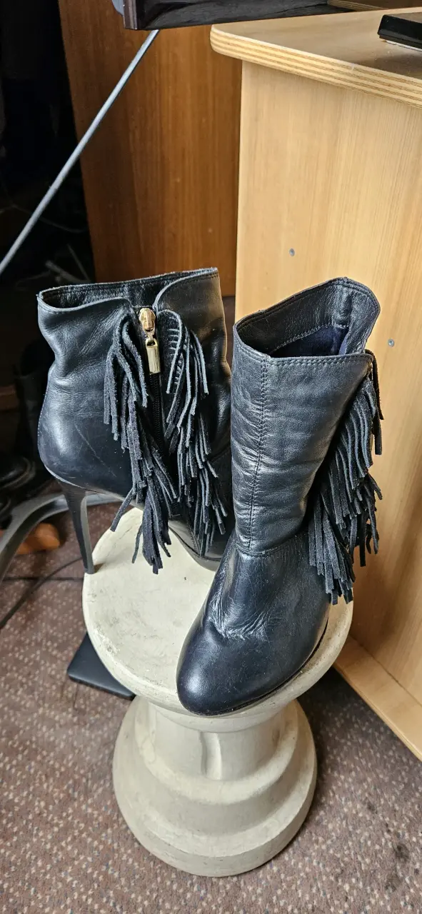 Botines negros cuero  Via Uno  con flecos - miniatura 2