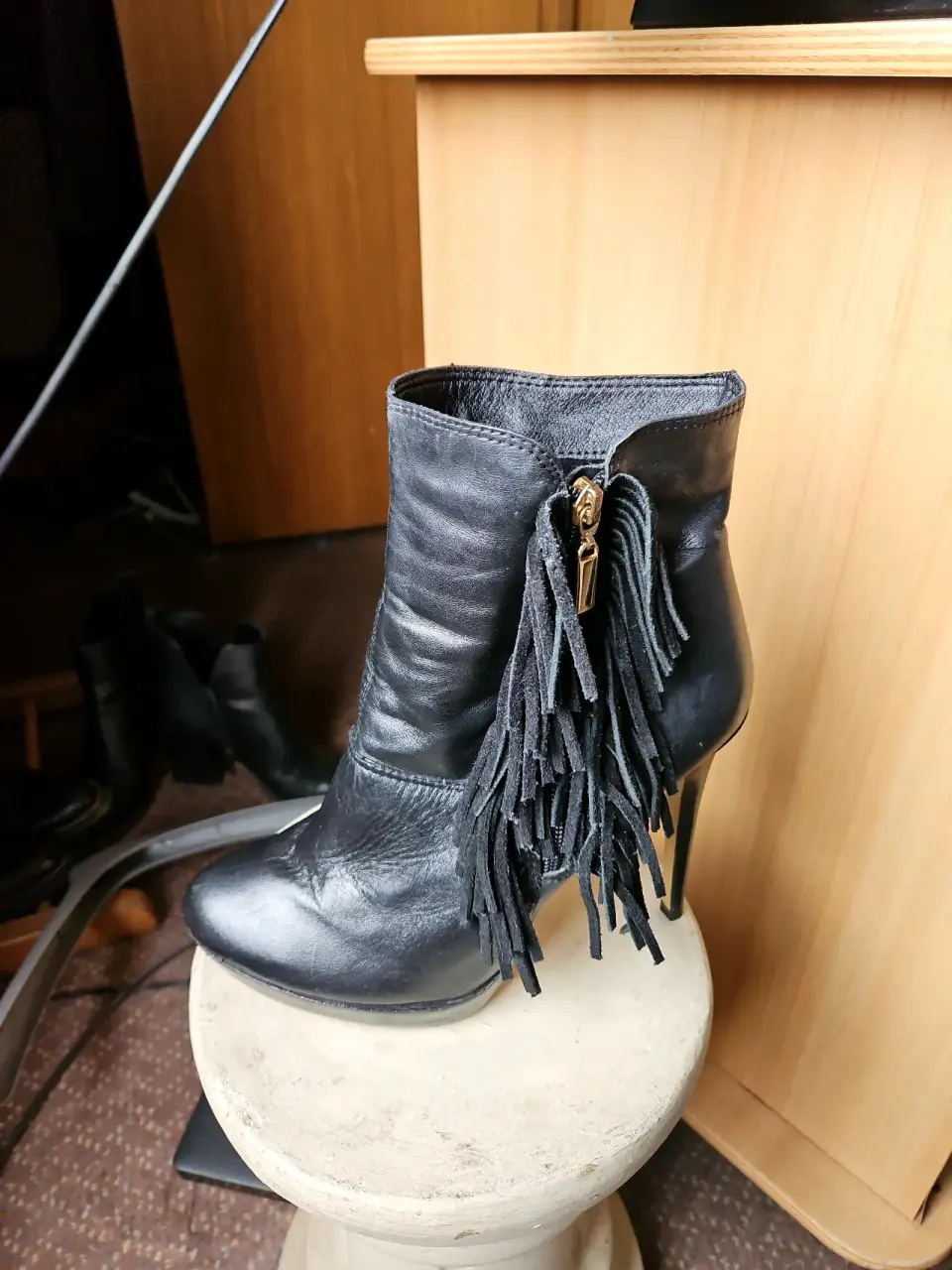 Botines negros cuero  Via Uno  con flecos - miniatura 3