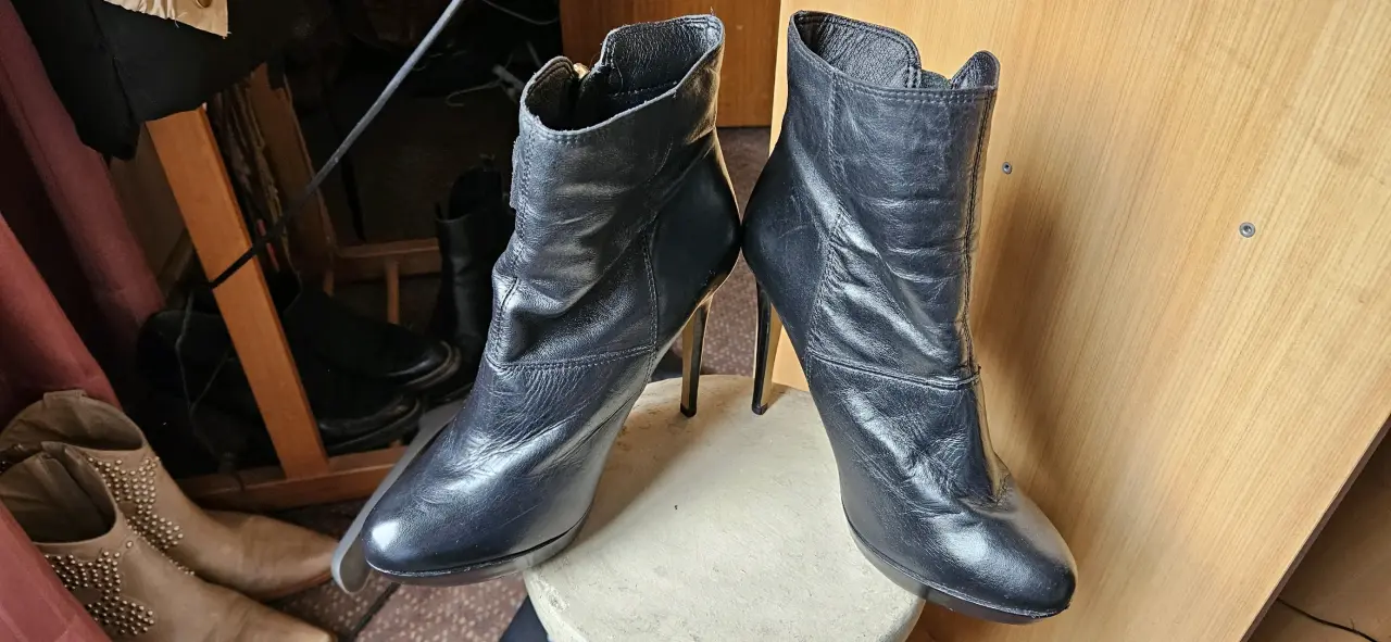 Botines negros cuero  Via Uno  con flecos - miniatura 5