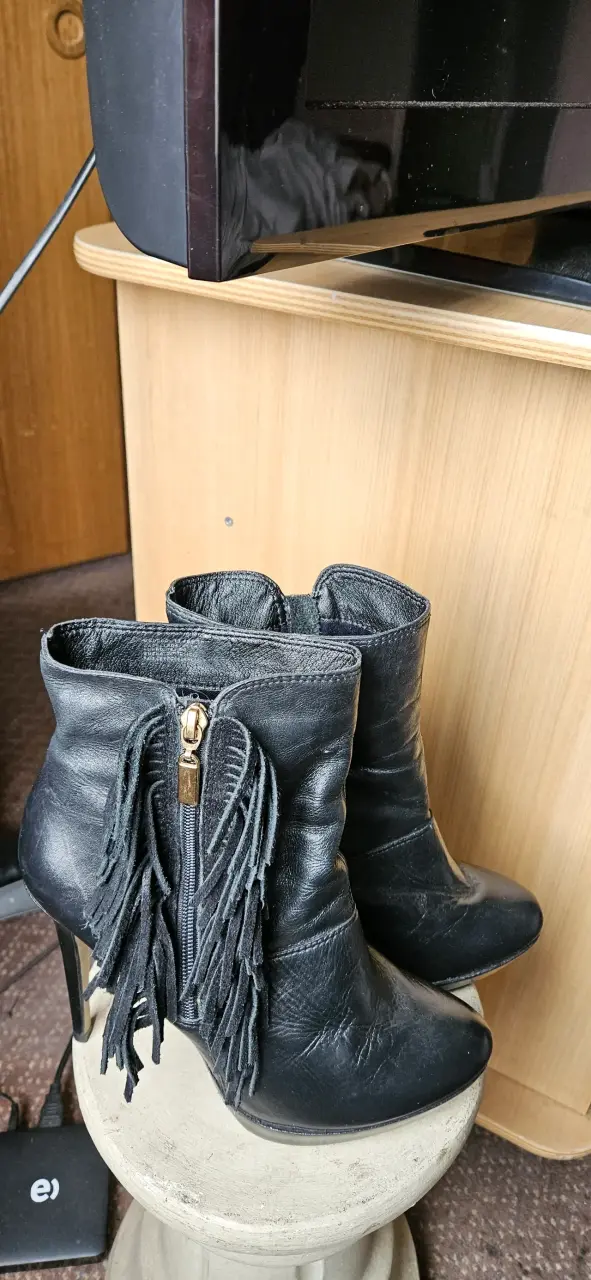 Botines negros cuero  Via Uno  con flecos - miniatura 6