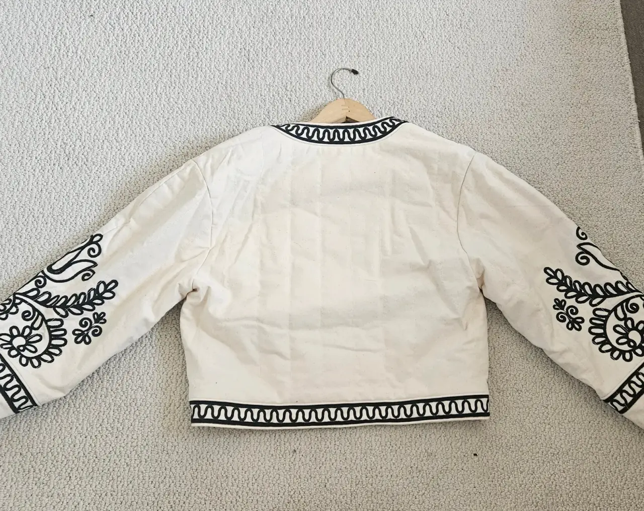 Chaqueta beige con bordado negro Mango M - miniatura 3
