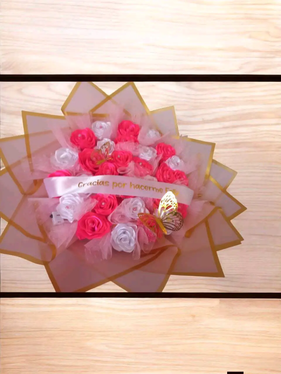 Ramo de rosas decorativas con chocolates - miniatura 3