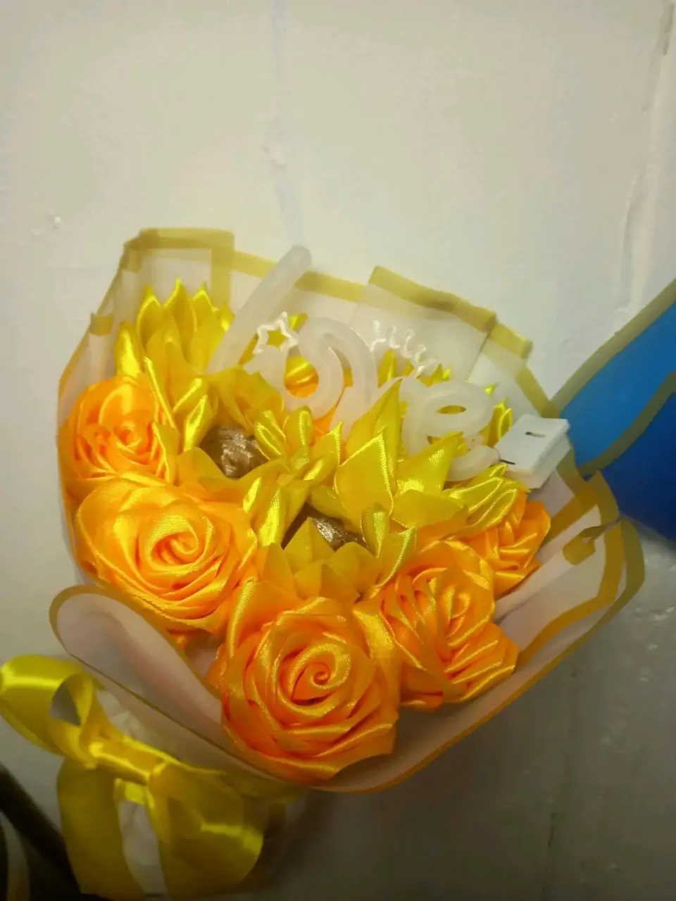 Ramo de rosas decorativas con chocolates - miniatura 4