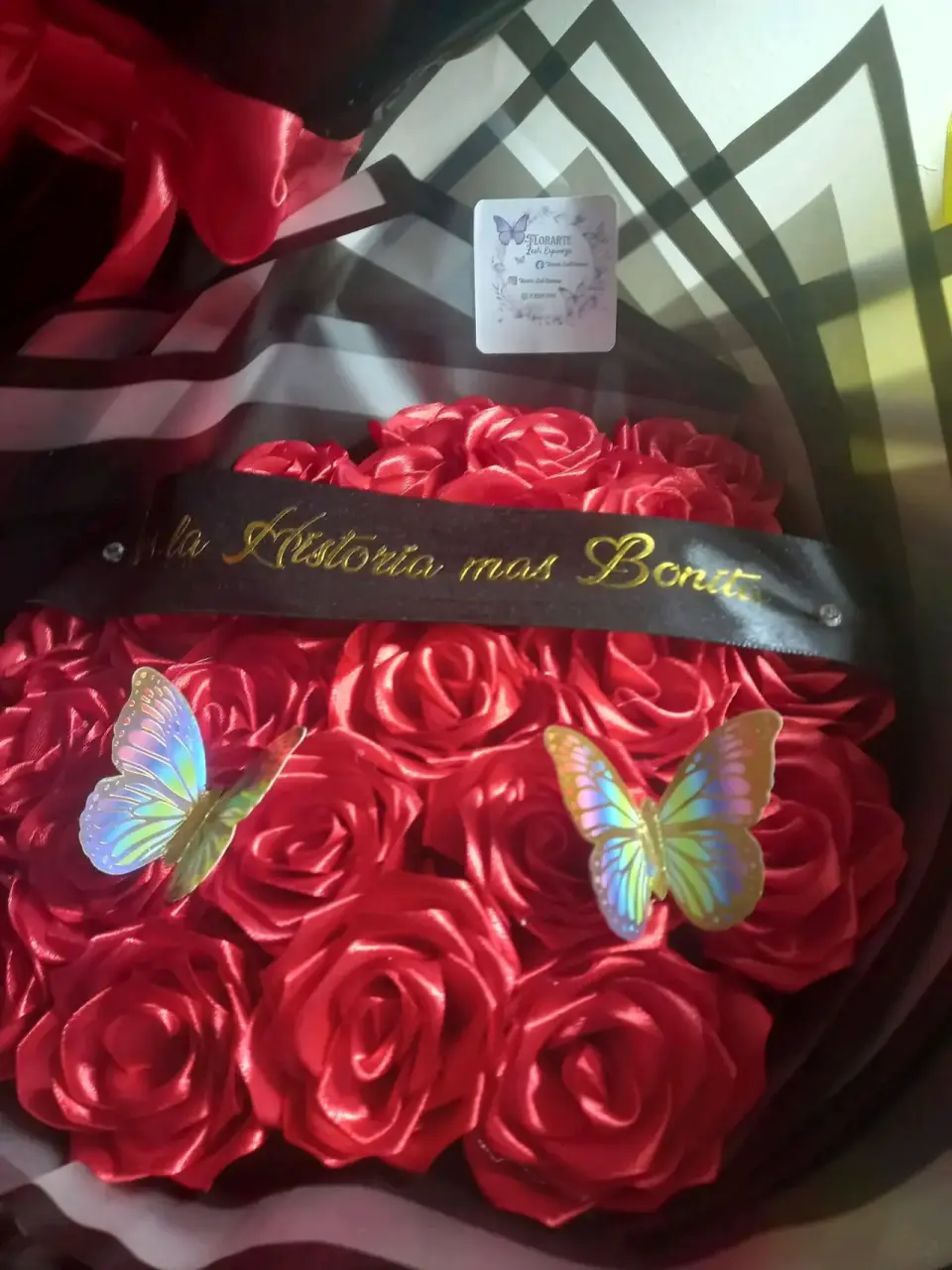Ramo de rosas decorativas con chocolates - miniatura 5