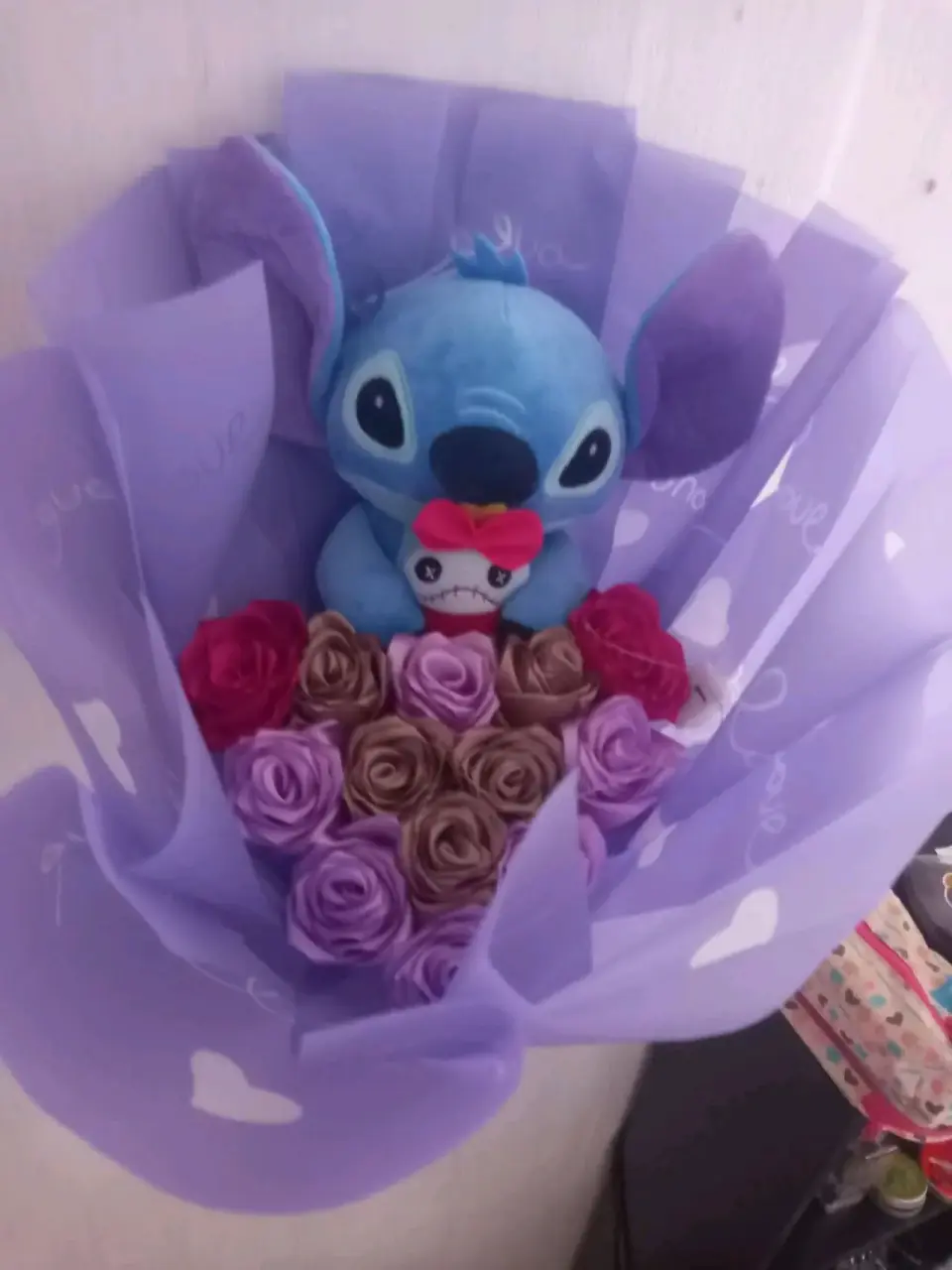 Ramo de rosas decorativas con chocolates - miniatura 6