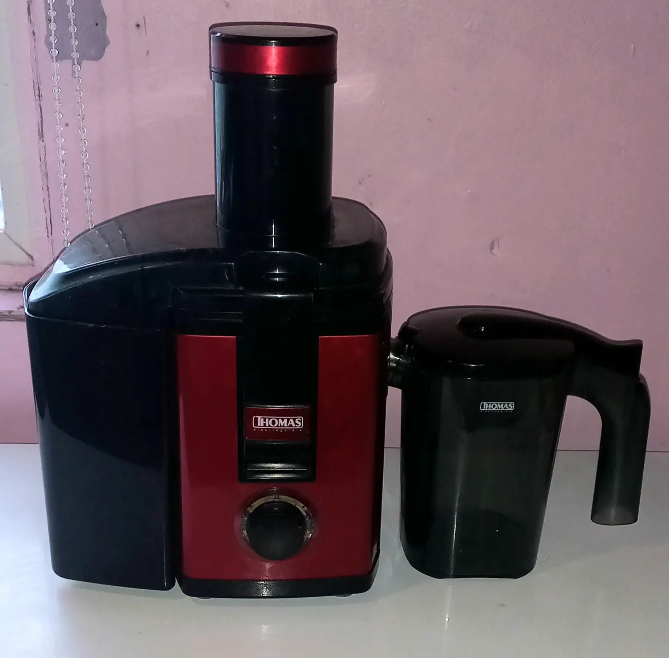 Extractor de jugo Thomas rojo y negro - miniatura 3