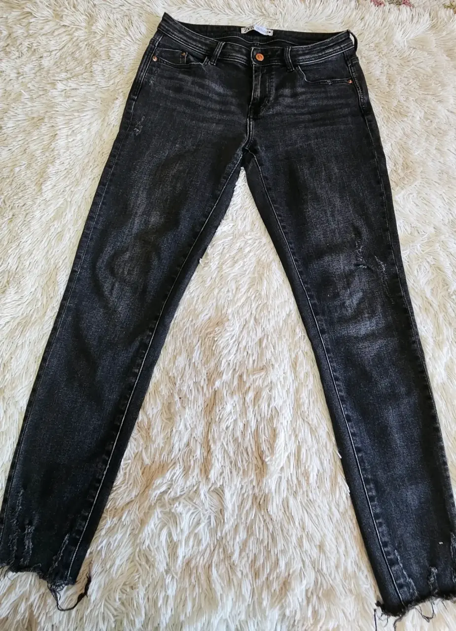 Jeans pitillos  negro Zara  elasticado 38 - miniatura 2