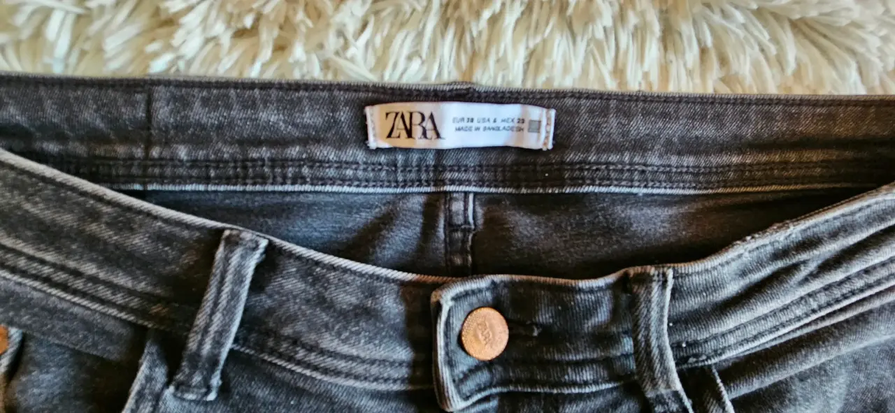 Jeans pitillos  negro Zara  elasticado 38 - miniatura 3