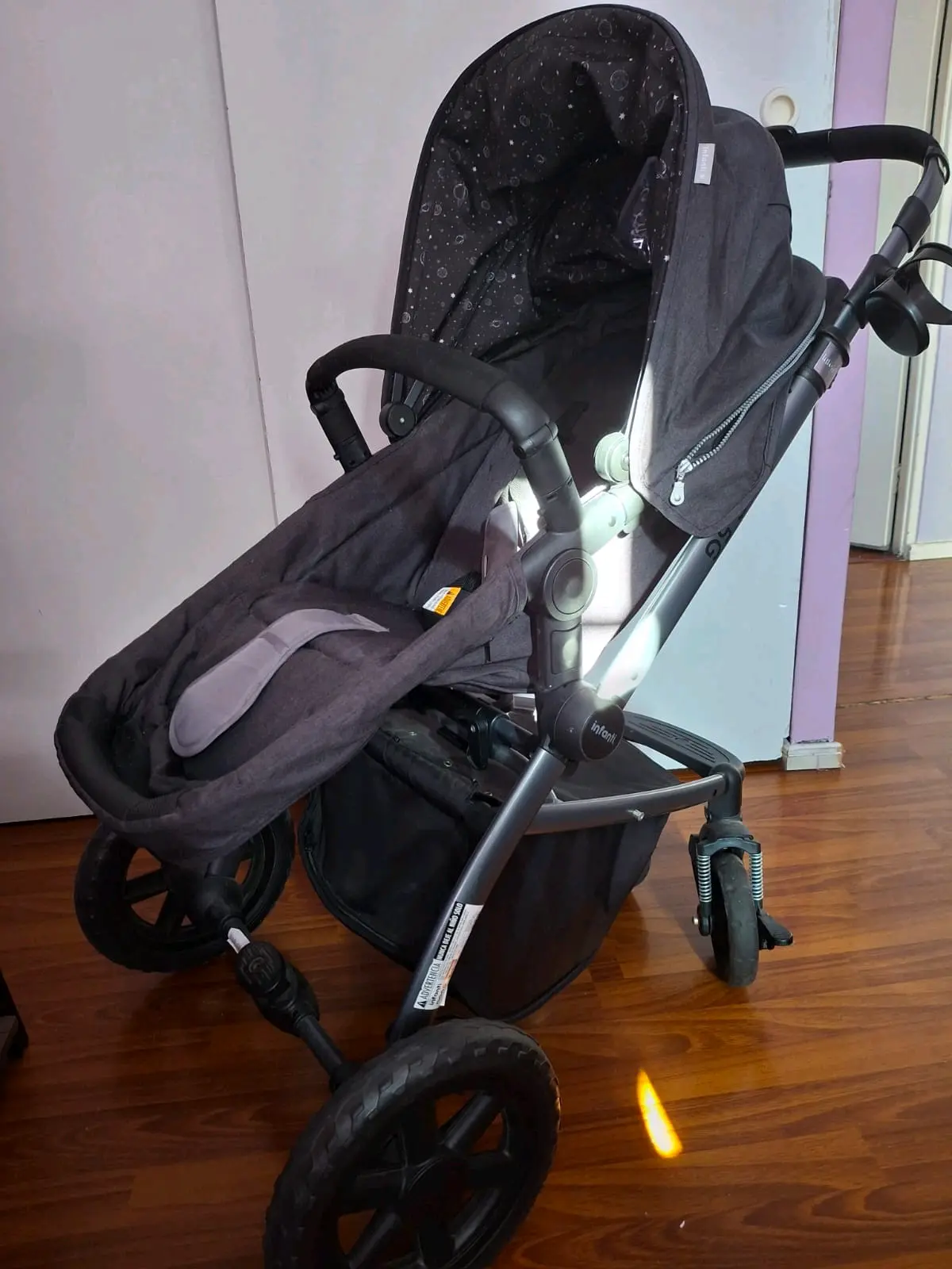 Coche de bebé gris con moisés - miniatura 2