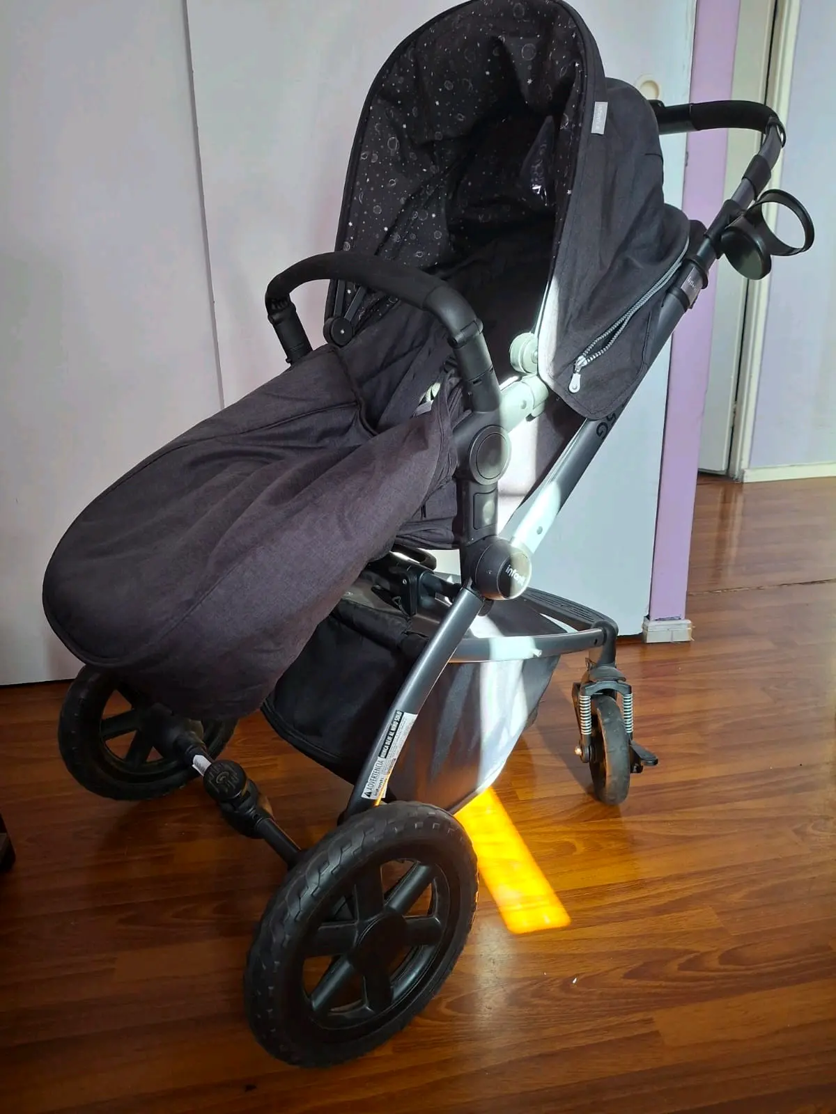 Coche de bebé gris con moisés - miniatura 3
