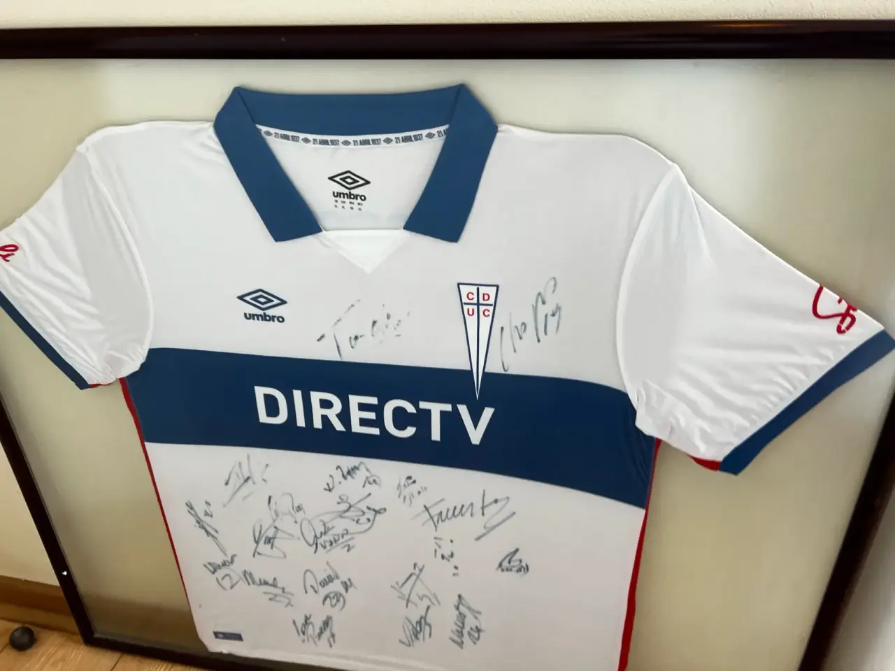 Camiseta deportiva UC Bicampeón. Firmada