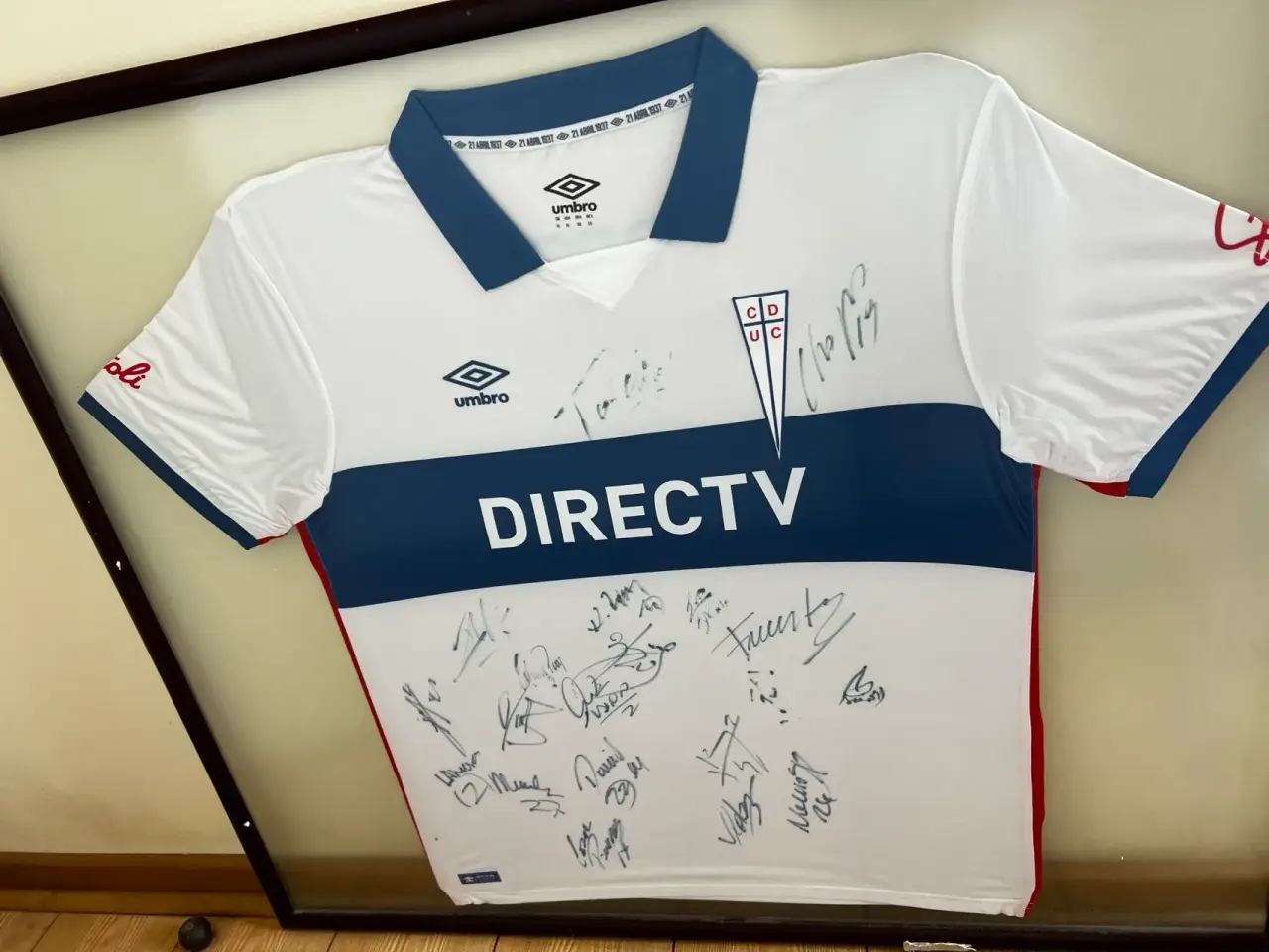 Camiseta deportiva UC Bicampeón. Firmada - miniatura 2