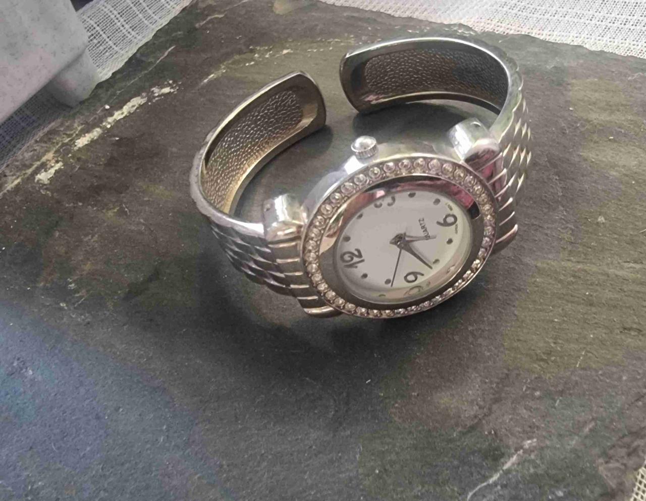 Reloj de pulsera con brillantes - miniatura 3