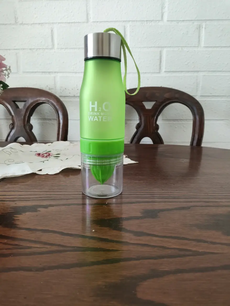 Botella verde con exprimidor - miniatura 1