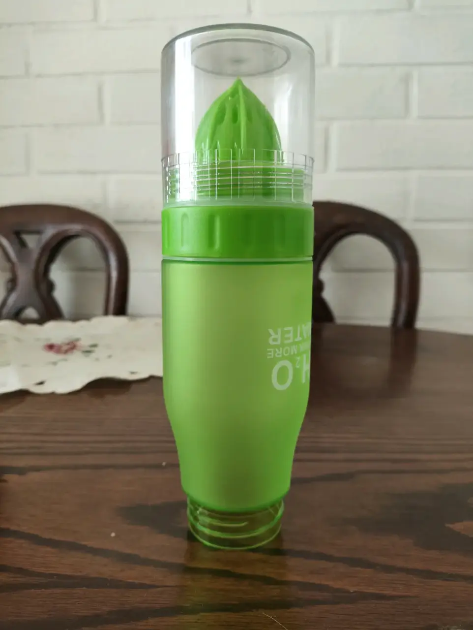 Botella verde con exprimidor - miniatura 2