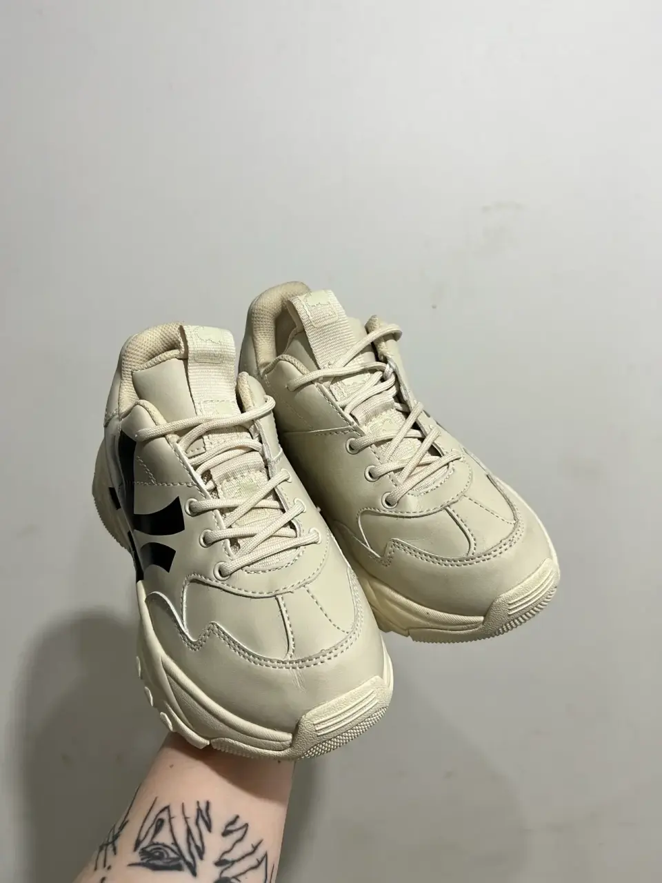Zapatillas deportivas beige y negras - miniatura 2