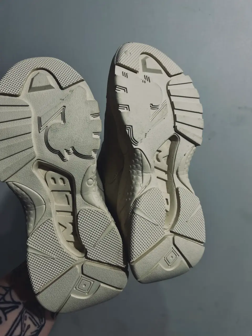 Zapatillas deportivas beige y negras - miniatura 3