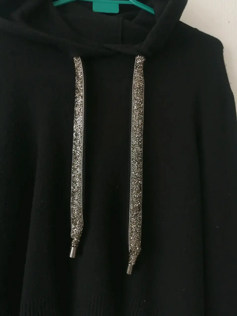 Suéter negro con capucha - miniatura 2