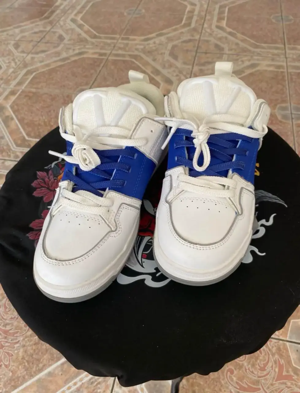 Zapatillas deportivas blancas y azules - miniatura 2