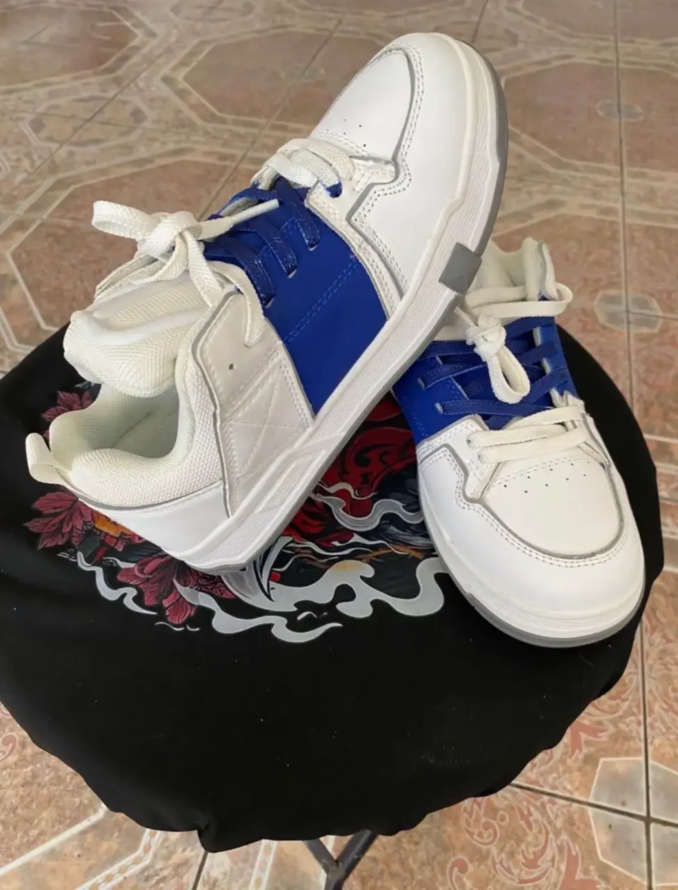 Zapatillas deportivas blancas y azules - miniatura 3